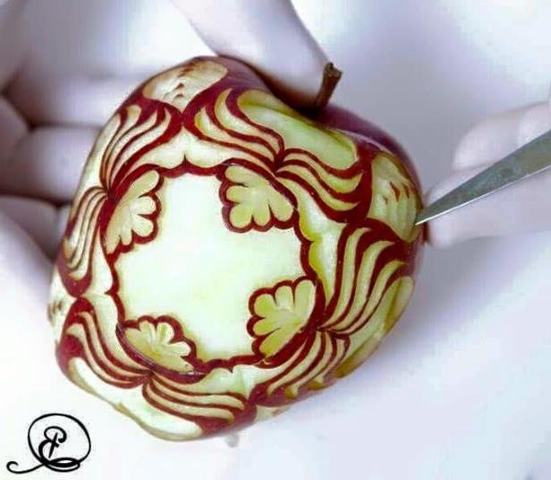 Carving-Kunstwerk aus einem Apfel