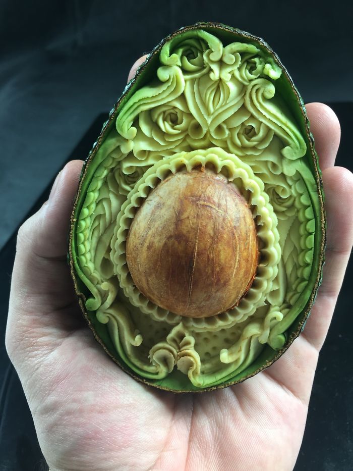Carving-Kunstwerk aus Avocado