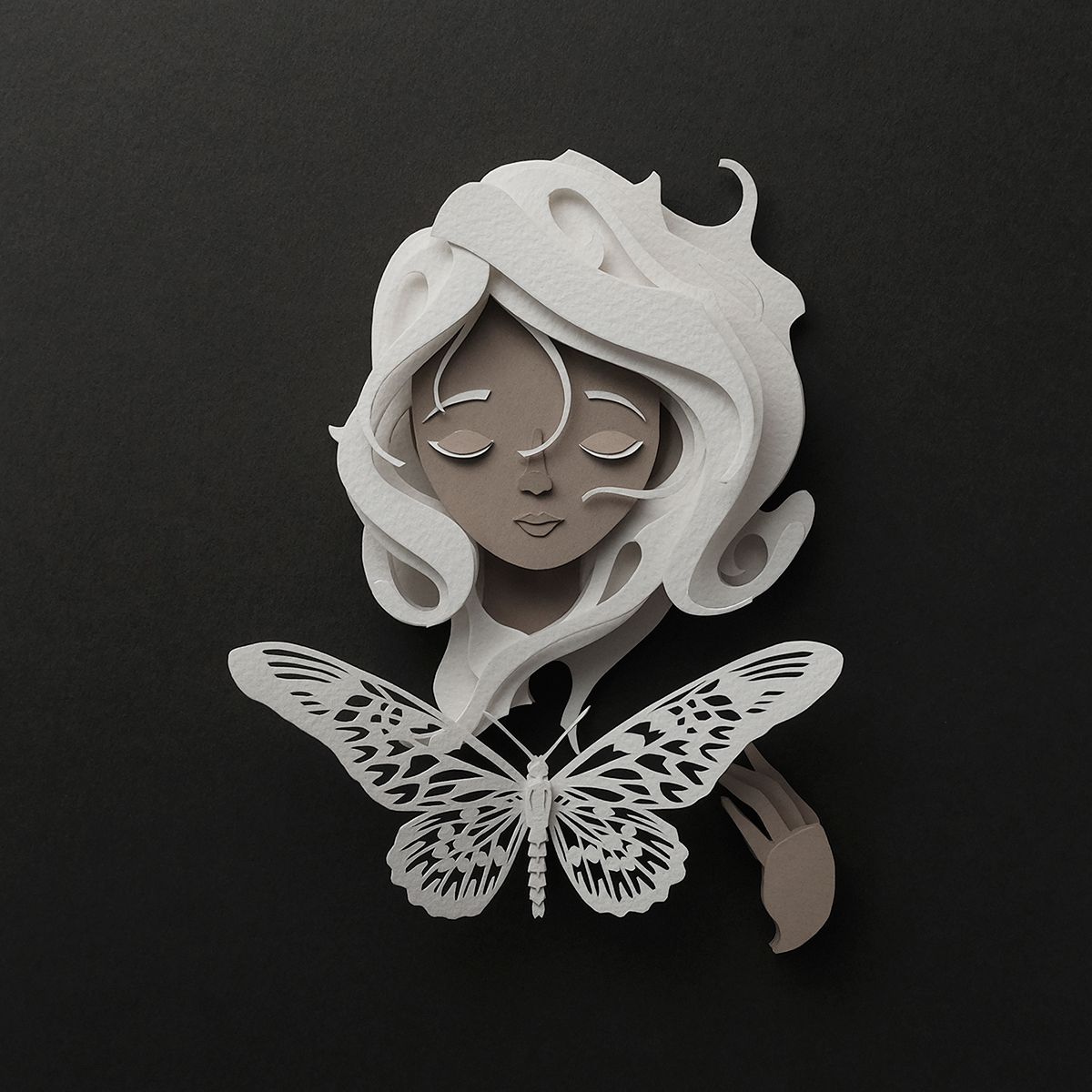 Frau mit weißen Haaren und ein Schmetterling