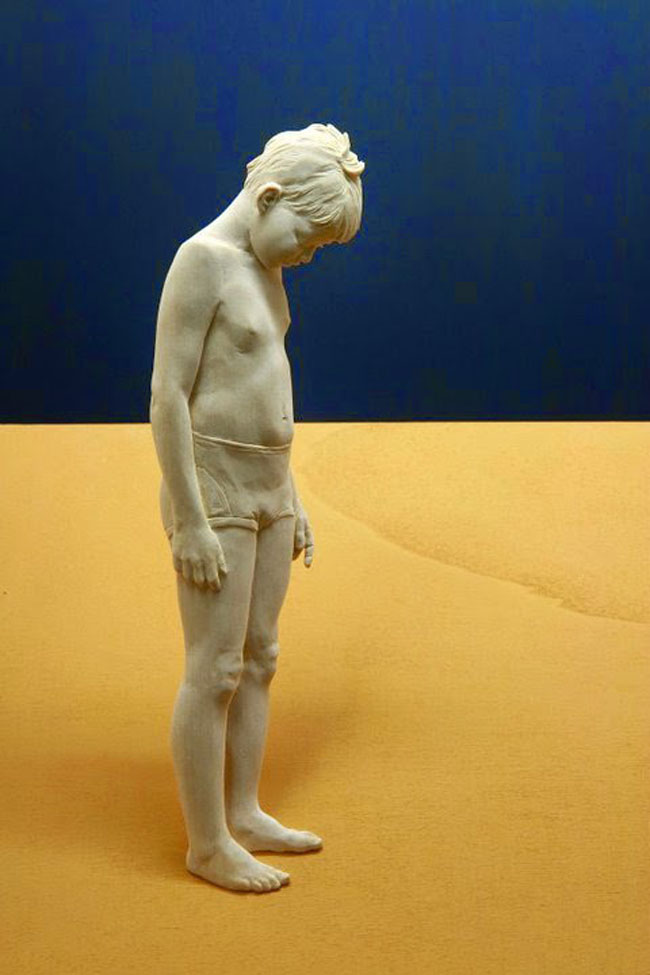 Realistische Holzskulpturen von Peter Demetz: ein Junge