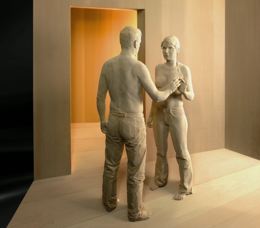 Realistische Holzskulpturen von Peter Demetz: Mann und Frau fassen sich an