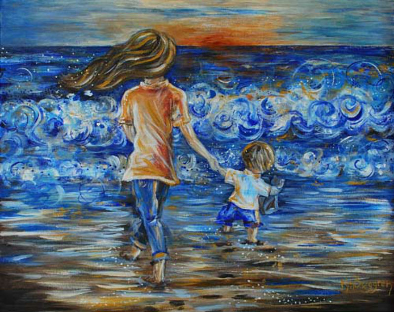 Mama und Kind am Meer beim Sonnenuntergang