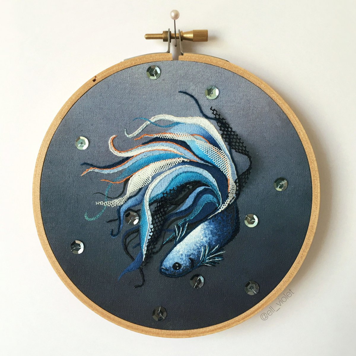 Filigrane Stickerei von Ell Violet. Ein blauer Fisch