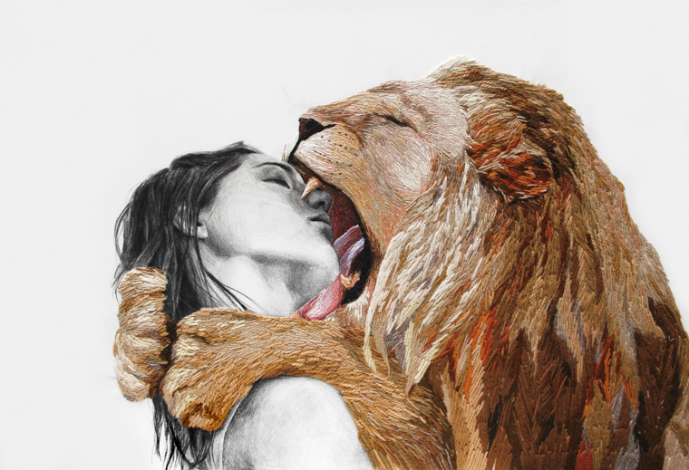 Frau und Löwe
