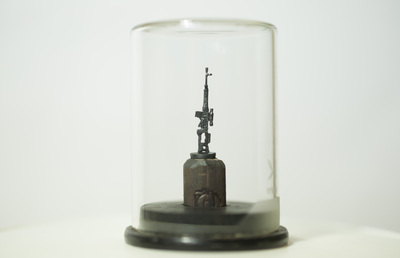 Miniatur Skulpturen aus Graphit von Benjamin Kreze